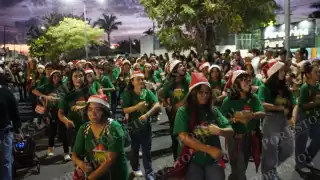 Instituto Campechano ilumina Campeche con su Desfile Navideño 2025; cientos disfrutan del recorrido