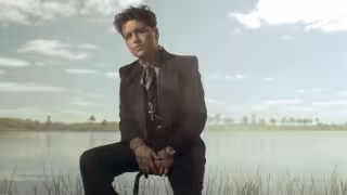 Equipo de Christian Nodal agredió a una fan que trató de acercarse al sonorense: VIDEO