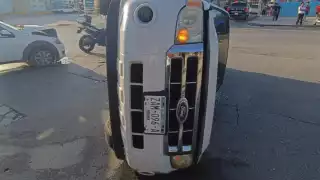 Se registra aparatoso accidente en el cruce de las avenidas Francisco I. Madero y Lombardo Toledano en Cancún