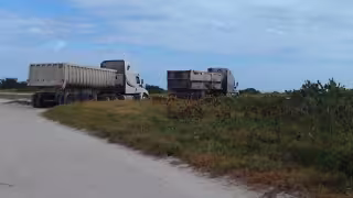 Los lugareños exigieron a los encargados los permisos correspondientes para llevarse el material