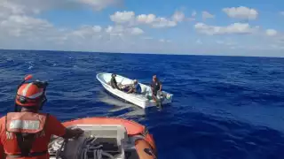 Rescatan a tres pescadores a la deriva cerca de Cozumel