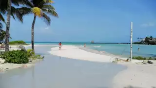 Se perdieron de tres a cinco metros de ancho en los balnearios de la parte Norte y Centro de Ia ínsula; en la desembocadura de la calle Zazil-ha hubo anegación.