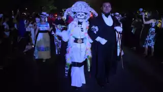 Paseantes locales, así como nacionales y extranjeros, disfrutaron del desfile