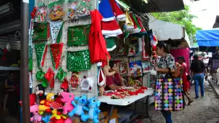 Los comerciantes ofrecen productos de 10 a 200 pesos en el mercado