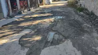 Destacan los daños de las calles 4 entre 11 y 13, y 12 con 13, esta última comunica a dos sectores del poblado