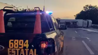 Alerta en la carretera Valladolid–Cancún por la volcadura de una pipa con 15 mil litros de diésel