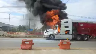Bomberos quienes llegaron para controlar el aparatoso incendio