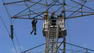 El hombre bajó de la torre por su propia cuenta