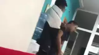 El menor sujeta al presunto agresor