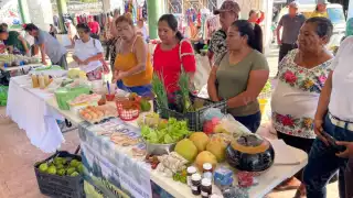 Hopelchén celebra su Primer Tianguis Campesino Navideño 2025 con productores de Sembrando Vida