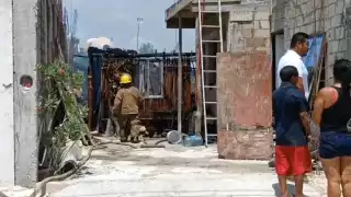 Los vecinos informaron que intentaron quitar una bomba de agua, pero al hacer cortocircuito, una chispa prendió una palapa