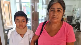 El menor usa un collarín debido a las lesiones provocadas por uno de sus compañeros