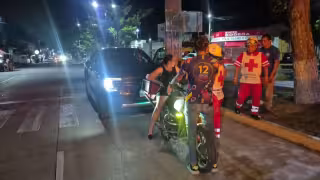Mujer resulta lesionada tras choque de camioneta contra motocicleta en la colonia Benito Juárez