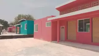 La casas cuentan con dos cuartos, en los que se dispusieron una cocina, baño y sala