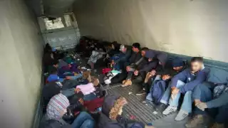 Encuentran a cerca de 100 migrantes hacinados latinoamericanos en un camión de carga