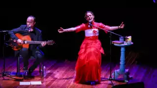 Con poemas y canciones, María San Felipe presentó su recital