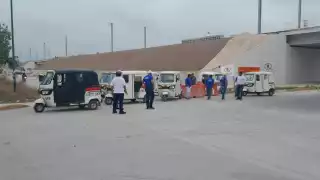 Mototaxistas de Playa del Carmen  permanecen con el bloqueo esta mañana