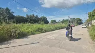 Pestilencia y abandono en Infonavit Miraflores: vecinos de Champotón exigen limpieza de lote baldío