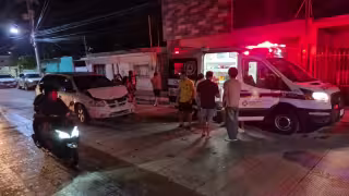 Aparatoso choque entre dos camionetas deja a dos personas con crisis nerviosa en la colonia Obrera