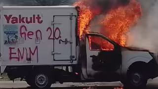 Normalistas se manifiestan en Michoacán y queman una camioneta entre protestas
