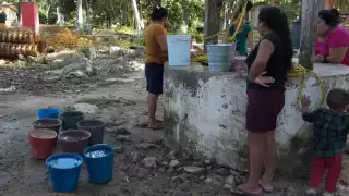 Los vecinos han regresado a sacar agua del pozo con riesgo a enfermarse