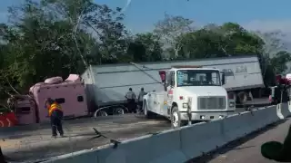 El tráiler terminó entre la maleza de la carretera Mérida-Cancún