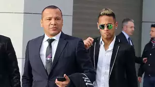 Padre de Neymar Jr. pagaría fianza de un millón de euros para que Dani Alves salga de prisión