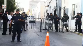 Policías de la SSP se encuentran resguardando el lugar del debate
