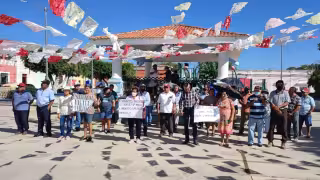 Los maestros protestaron por la falta de atención médica en la comunidad de Tinún