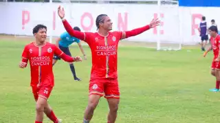 Los de Cancún lograron ser efectivos, tras un tiro de esquina la pelota paso de largo llegando a banda izquierda
