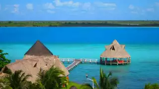  Su principal atractivo es la impresionante Laguna de los Siete Colores, que debe su nombre a las diferentes tonalidades que adquiere el agua