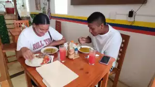 Personas de otras naciones se han arriesgado a vender comida de sus países de origen, pero se les complica conseguir los productos.