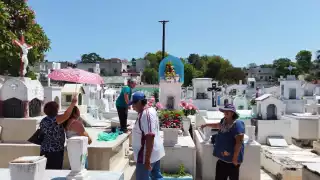 Las familias llevan las comidas que más les gustaban al difunto en vida