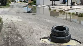 Vecinos las utilizan para alertar a los transeúntes de los múltiples baches