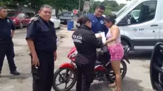 Mujer sufre robo de su motocicleta afuera del IMSS de Motul