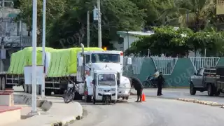 Susto en Champotón: Estalla llanta de tráiler en plena curva y bloquea la Avenida Revolución