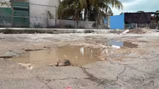 Vecinos de la colonia Centenario en riesgo por baches que no han sido atendidos
