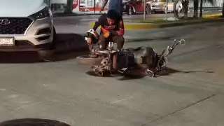 Camioneta embiste a motociclista en Carmen; deja un joven herido