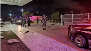 El hijo de la víctima informó que le avisaron que su madre recibió un disparo en el cuello y llegó en un
taxi al Hospital General.