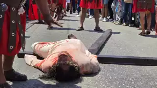 Participan alrededor de 50 personajes, los cuales son escogidos de los grupos apostólicos de Santa Ana