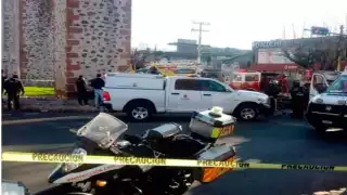Un accidente de tránsito en Querétaro en el que se vieron involucrados un automóvil particular y un taxi dejó a una mujer muerta y cinco personas lesionadas