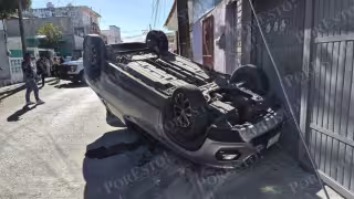 Camioneta vuelca y daña tres vehículos y una vivienda en la colonia Benito Juárez, Ciudad del Carmen