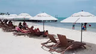 Piden a bañistas estar pendientes de las banderas de diferentes colores para evitar accidentes