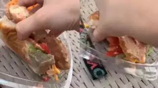 Una estudiante adquirió una hamburguesa que “sabía raro”; al inspeccionarla descubrió que el pan estaba cubierto de moho.