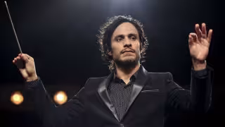 Gael García confronta a fan que lo graba sin permiso | VIDEO