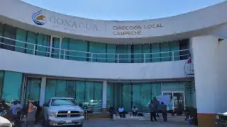 Los trabajadores se manifiestan afuera de las oficinas de Conagua Campeche