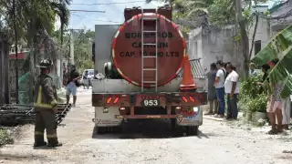 Los bomberos arribaron al lugar de los hechos y rociaron agua para sofocar las llamas