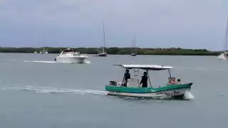La fuerza del fenómeno bajó al mediodía y miles de visitantes disfrutar de las playas. Llegaron por barcos de ruta desde Puerto Juárez y la Zona Hotelera de Cancún.