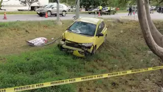 La víctima falleció de inmediato al proyectarse contra la base de concreto de una seña