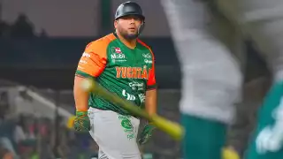 Jugadores de Leones de Yucatán y Bravos de León se golpearon en el Estadio Domingo Santa

